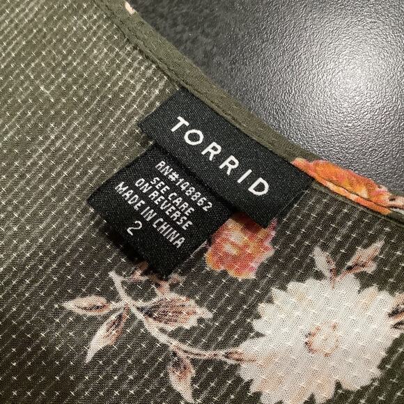 Torrid Floral Pin Tuck Button Front Flutter Ruffle Sleeve Yoked Top Army Green - Picture 15 of 16